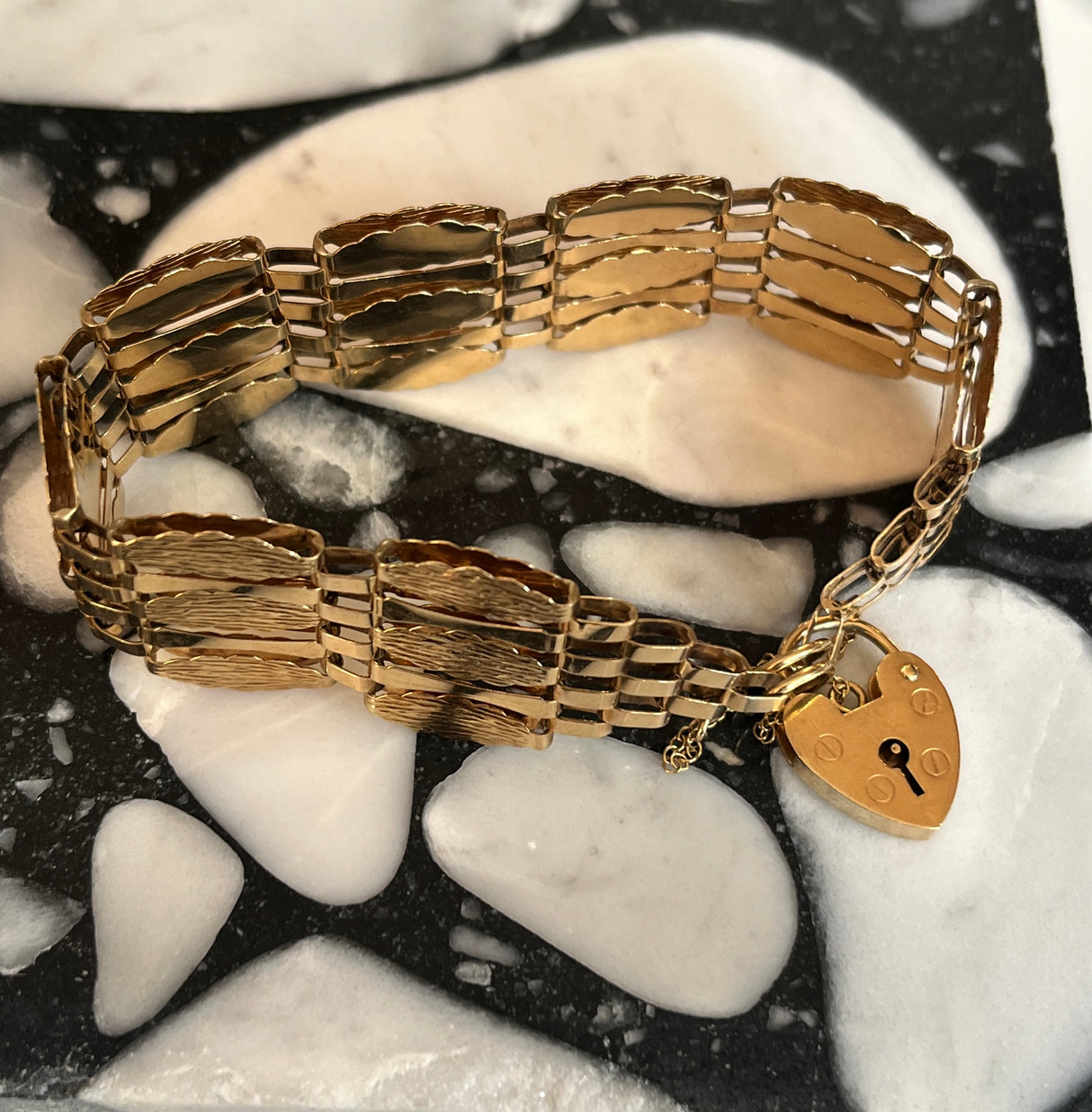 9ct Gold Vintage Link Bracelet with Bark Effect Pattern