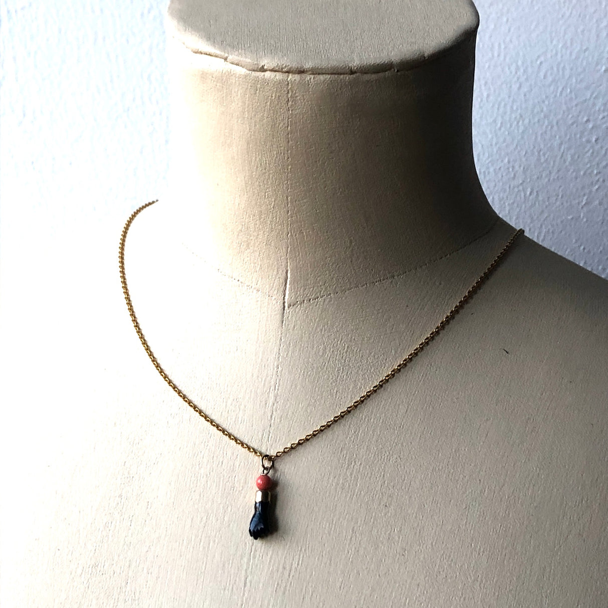 14ct Gold, Oynx &  Coral Figa Hand Pendant