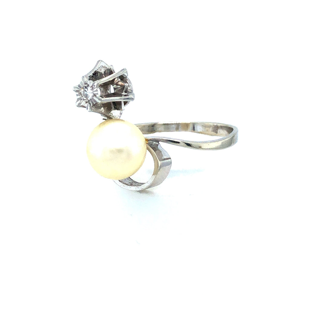 1950's 18k White Gold Vintage Ring with a Single Cultured Pearl and Diamond The Vintage Jewellery Company
